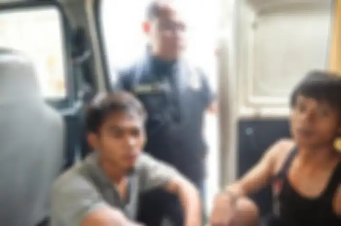 Tampang kakak beradik berinisial AH (26) dan JZ (22), pelaku pembunuhan pasutri, D (30) dan DS (25) di Kebayoran Lama, Jakarta Selatan