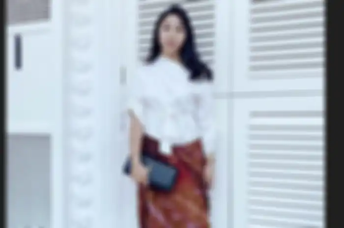 Winona Willy membawa clutch bag