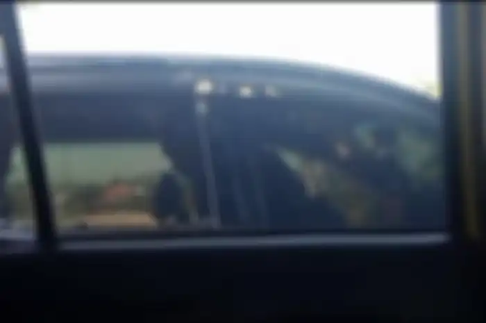 Dua video yang memperlihatkan laki-laki dan perempuan diduga sedang berhubungan layaknya pasangan suami istri didalam mobil viral dan tersebar luas di grup-grup WhatsApp(Grup WhatsApp )