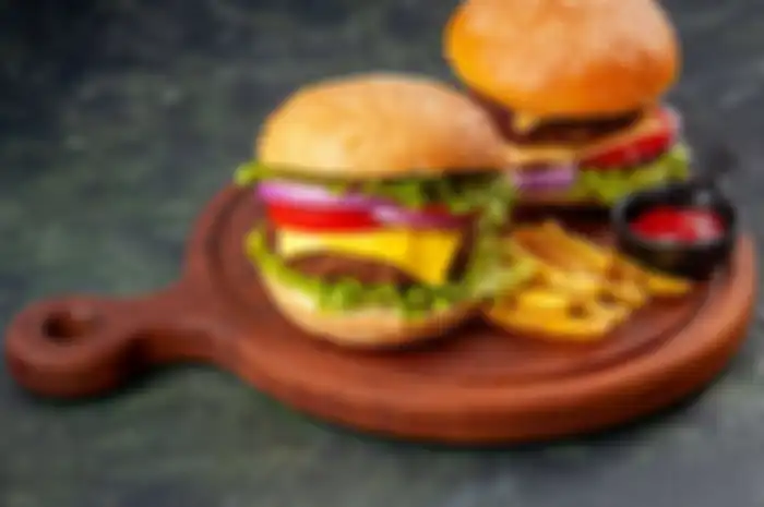 Hamburger makanan dari Amerika yang terkenal di banyak negara di dunia.