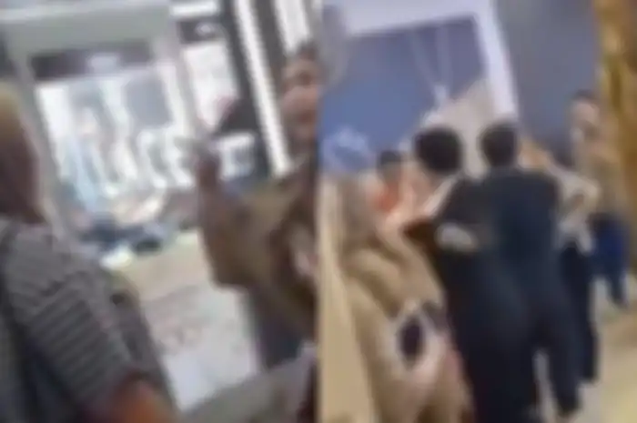 Dua wanita terlibat pertengkaran di dalam ppusat perbelanjaan.
