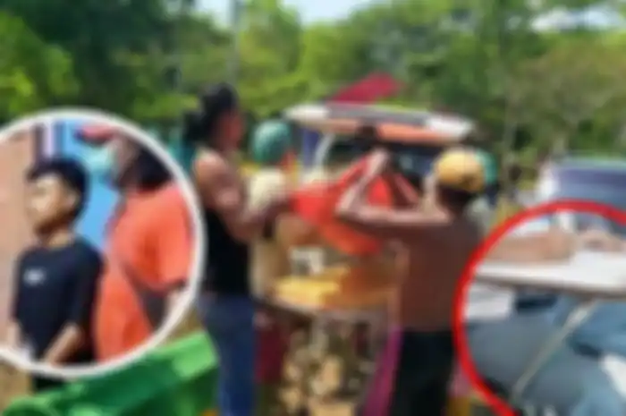 Anggota Satreskrim Polres Gresik menangkap tersangka Fahrudin Rizki Maulana (20) (tidak pakai sandal) usai berkelahi dengan tetangganya seorang siswa SMK yang berakibat meninggal dunia, Minggu (24/12/2023). 