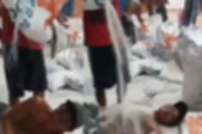 Viral seorang pria rebahan di beras bulog