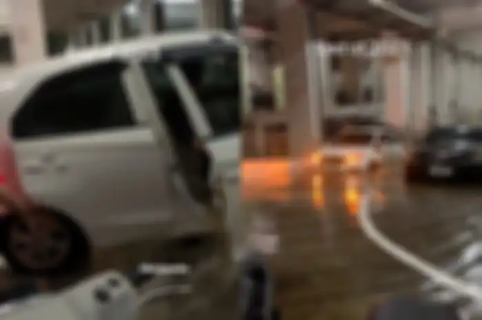 Kondisi mobil yang terendam banjir di Apartemen Tangerang