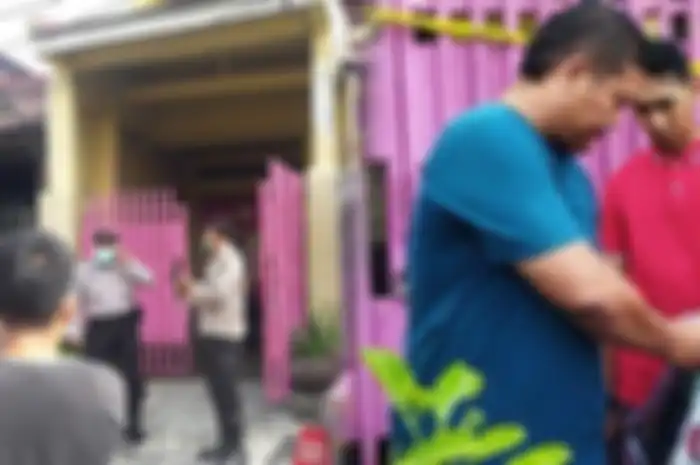 Petugas kepolisian saat keluar dari rumah tersangka pembunuhan dan mutilasi istri di Jalan Serayu, No. 6 RT 2 RW 4 Kelurahan Bunulrejo, Kecamatan Blimbing, Kota Malang, Minggu (31/12/2023). 