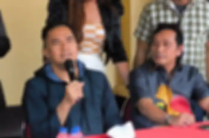 Saipul Jamil memberikan klarifikasi terkait viralnya video penangkapan terkait kasus narkoba di Polsek Tambora, Jakarta Barat, Sabtu (6/1/2024). 
