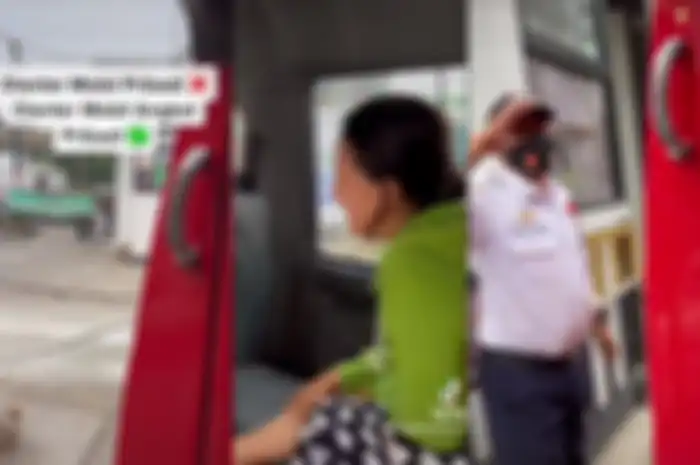 Aksi penumpang sewa angkot untuk mengatarkannya viral di tiktok