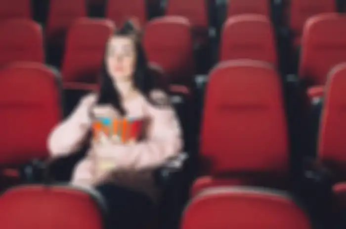 (ILUSTRASI) Seorang wanita introvert membeli tiket satu ruangan bioskop agar bisa nonton film sendiri.