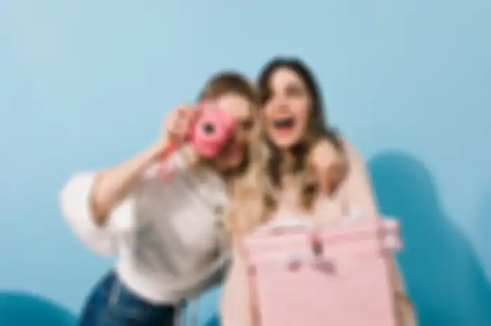 Rekomendasi hadiah untuk bestie fans K-pop garis keras.