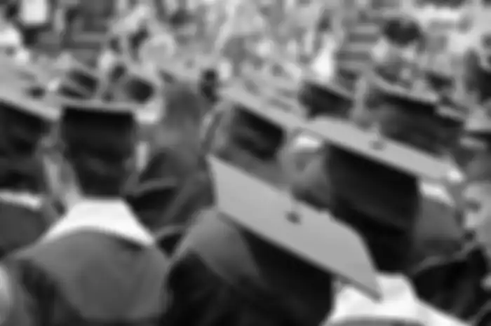 Seorang mahasiswi berjuang agar cepat wisuda dengan rela mengejar dosen hingga ke kebun viral di TikTok.