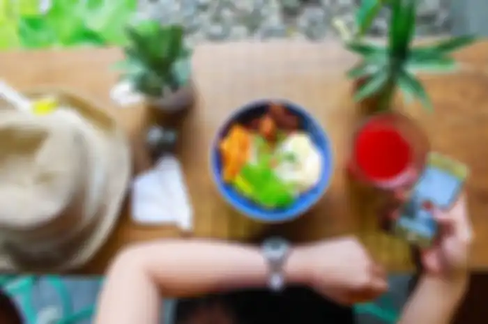 Seorang cewek lagi cari kata-kata selamat makan siang buat pacarnya