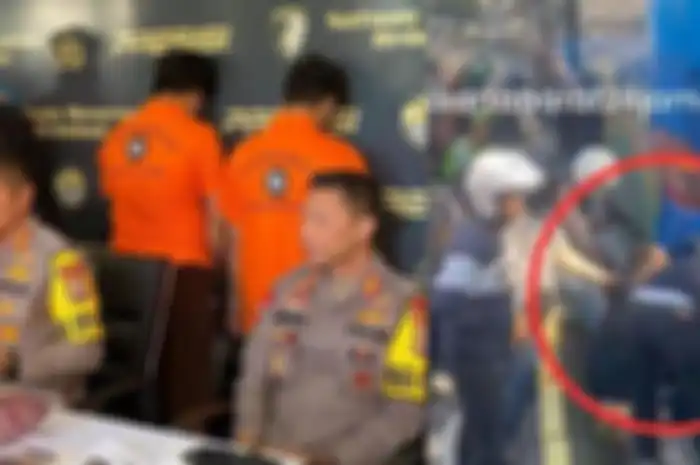 Dua pelaku yang menganiaya asisten Saipul Jamil dihadirkan dalam konferensi pers di Mapolres Metro Jakarta Barat, Jumat (12/4/2024). 