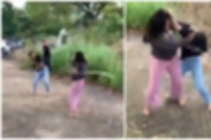 Dua wanita terekam duel menggunakan senjata tajam.