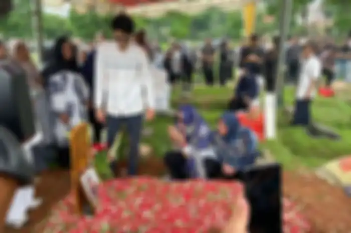 Maxime Bouttier dan Luna Maya hadiri pemakaman Siti Purwanti di TPU Jeruk Purut, Senin (15/1/2024). 