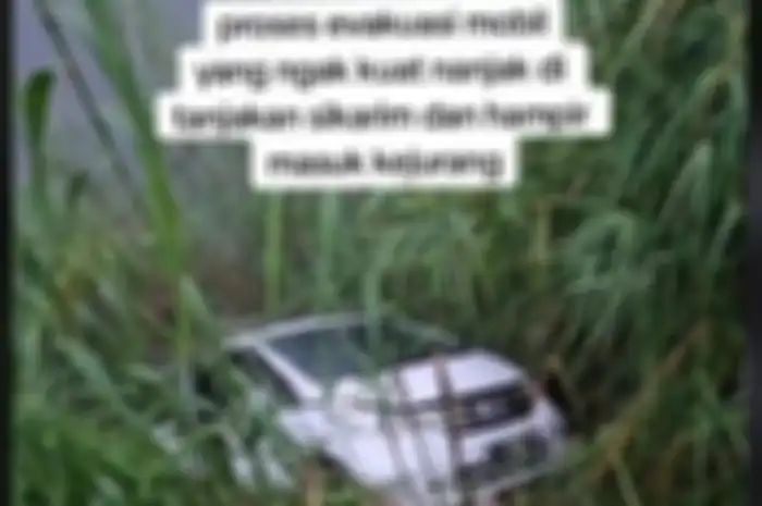 Mobil nyaris masuk jurang di Dieng jalur Sikunir-Sikarim.  