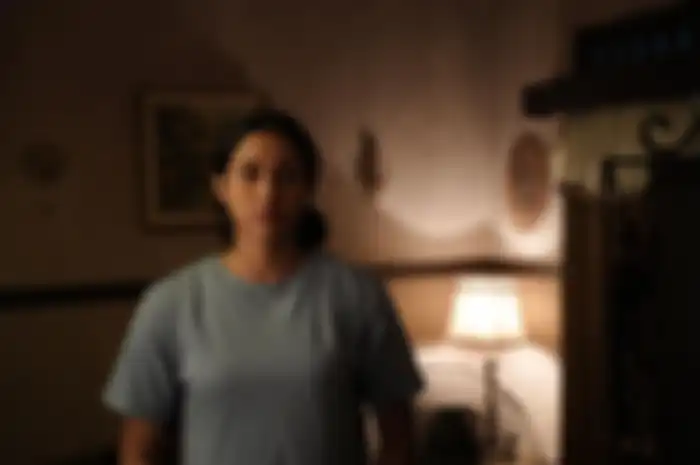 Aghniny Haque di film Pemandi Jenazah.