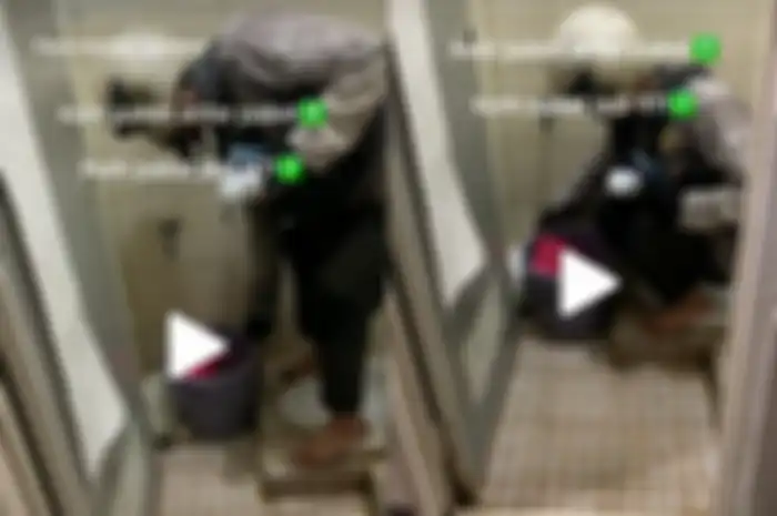 Aksi kurir paket membantu pelanggan ambil kucing tantrum di kamar mandi kos-kosan.