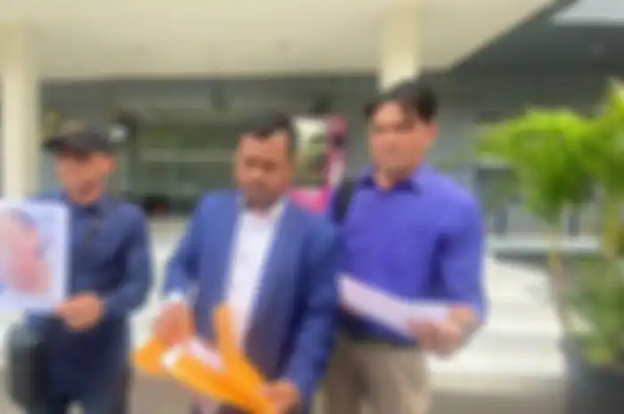 Menantu menganiaya mertua setelah ketahuan memangkas gaji dua ART. Kakek bernama Hartono (62) dianiaya menantunya SAG.
