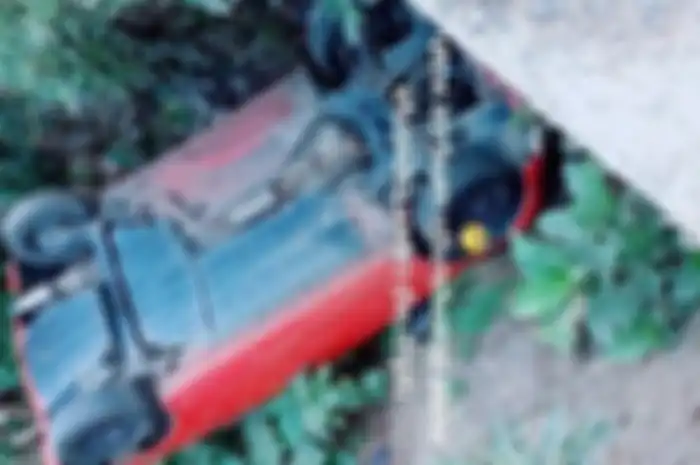  Beredar sebuah video menunjukkan satu unit mobil honda Brio terperosok ke dalam selokan. 