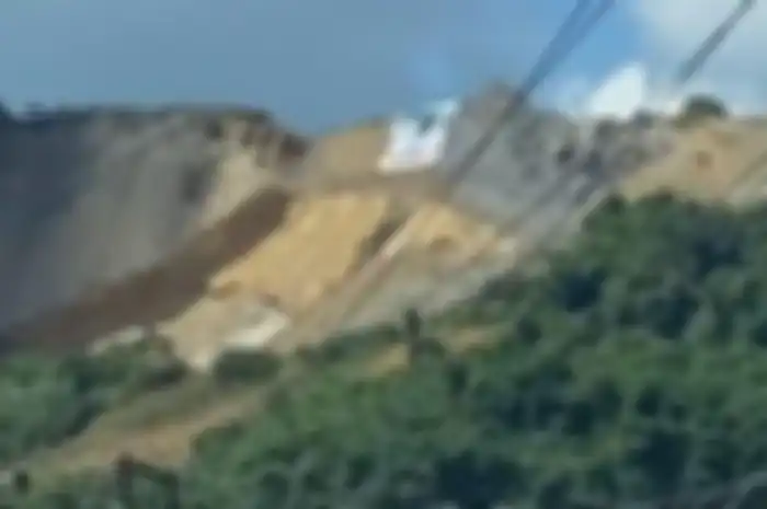 Penampakan baliho caleg dipasang di gunung.