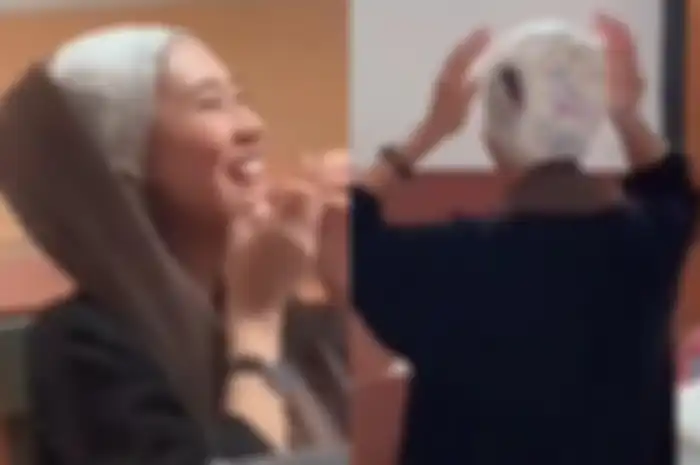 wanita ini gunakan popok karena lupa tak bawa ciput saat ke kantor