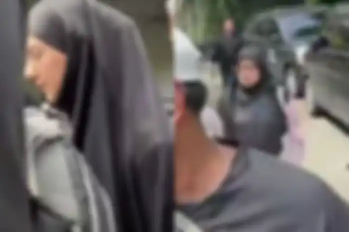 Irish Bella dan ibunda datang ke rumah duka ayah Ammar Zoni