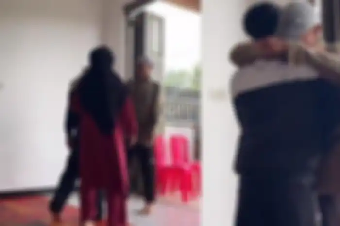Dalam video viral di TikTok terekam pertemuan ayah anak terpisah 24 tahun Malaysia - Indonesia dipenuhi dengan derai air mata.