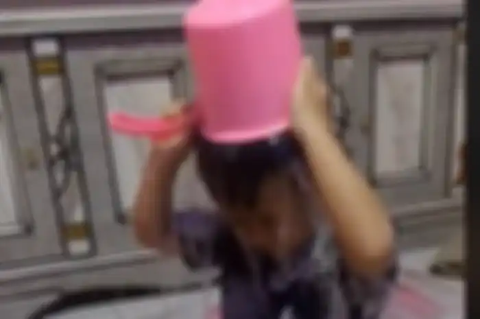  Viral seorang bocah memiliki kebiasaan yang unik, yaitu badannya harus dibasahi air sebelum tidur. Video aksi bocah itu terekam kamera dan viral di media sosial.  