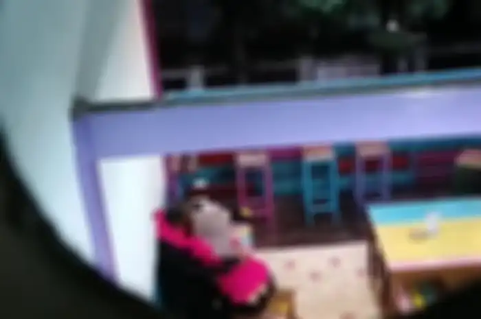 Video yang menunjukkan aksi mesum antara pria dan wanita saling berciuman di kedai kopi viral di media sosial.