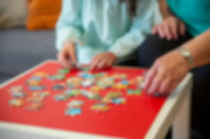 Ilustrasi bermain puzzle