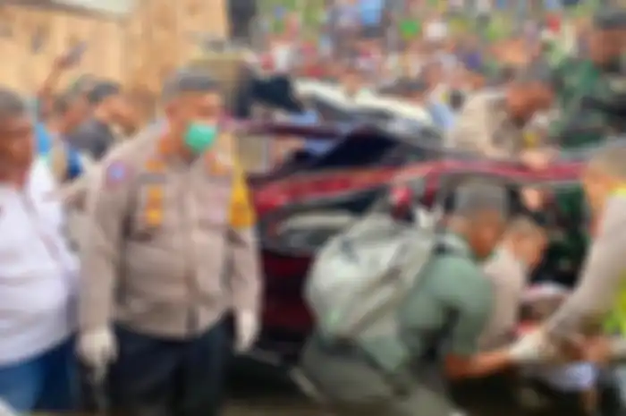 Kapolres AKBP Choky Sentosa Meliala, S.I.K., S.H., M.H., turun langsung ke lokasi kecelakaan lalu lintas yang menggemparkan di Jalan umum Km 24-25 arah Pematangsiantar menuju Pematangraya. 