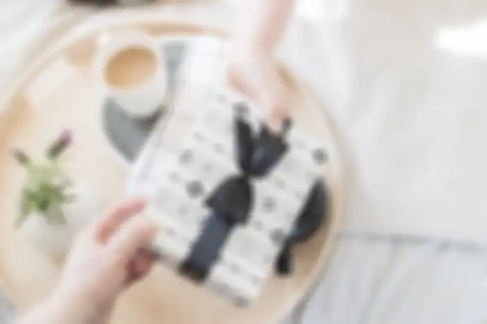 10 ide hadiah yang bisa membantu teman agar cepat move on dan fokus pada masa depan yang lebih cerah.