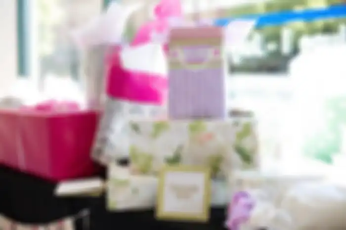Intip 10 ide hadiah yang mempesona untuk calon pengantin wanita dan memeriahkan acara bridal shower.