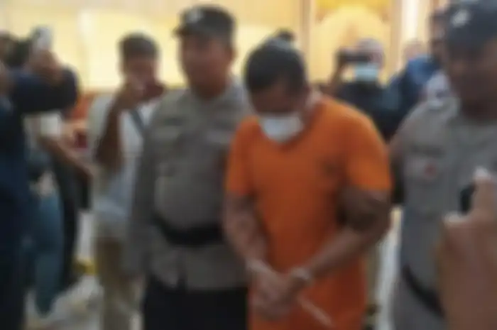 Potret Elwizan Aminudin, dokter gadungan yang pernah bekerja di sejumlah klub sepakbola di Indonesia, termasuk PSS Sleman dan Timnas Indonesia, digelandang polisi di Mapolresta Sleman. Elwizan buron sejak Desember 2021 dan berpindah-pindah tempat hingga akhirnya berhasil ditangkap di Cibodas, Tangerang. 