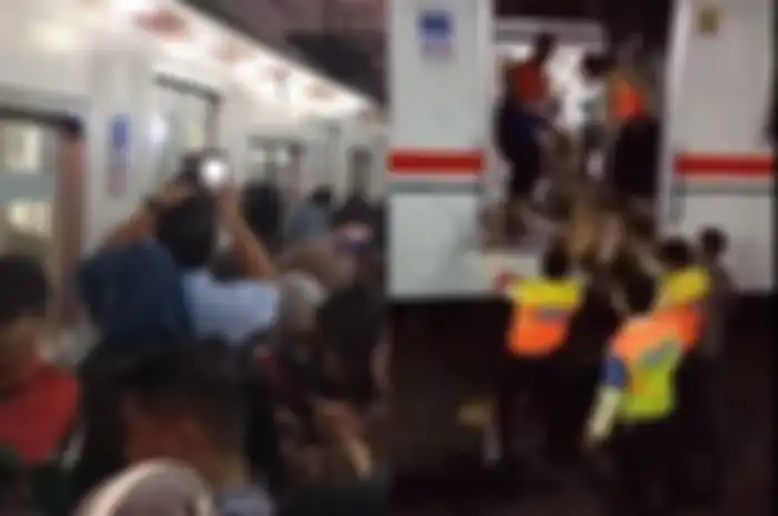 KRL terhenti karena spring bed yang dibuang ke rel tersangkut ban kereta
