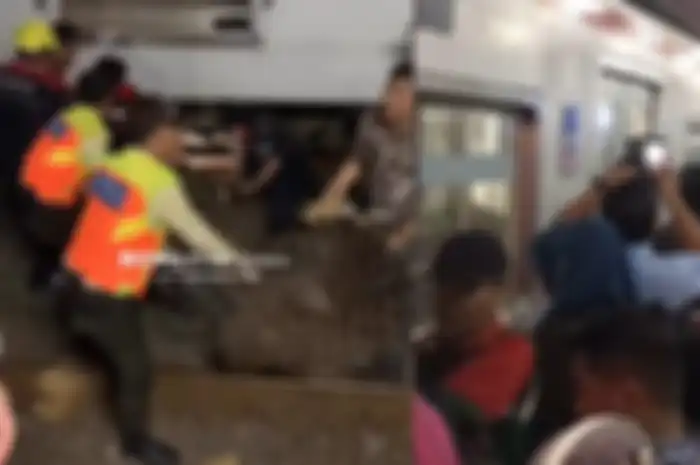 KRL rute Tanah Abang-Rangkasbitung mengalami gangguan imbas kawat spring bed yang menyangkut di rangkaian kereta