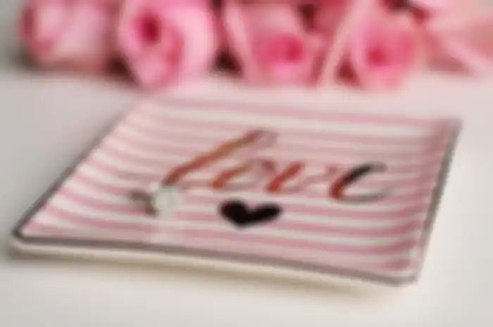 Untuk merayakan bulan penuh cinta kasih ini, ada banyak quotes romantis menyambut kedatangan bulan Februari.