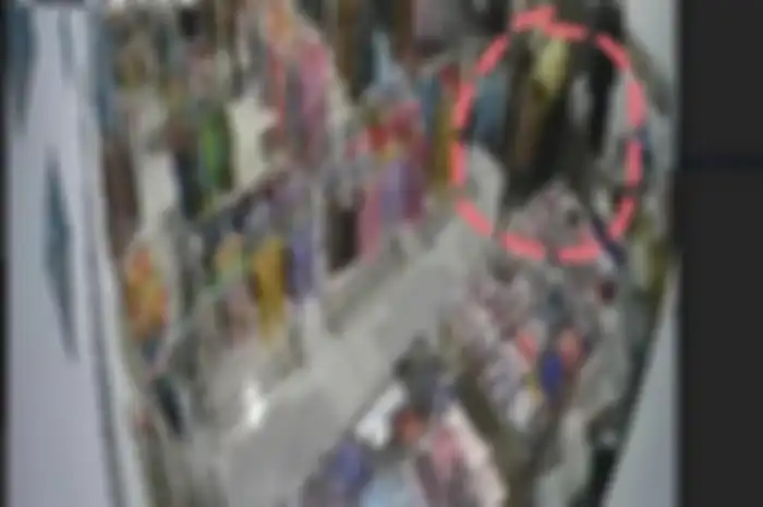 VIRAL Pria mendadak buka baju dan celana di depan karyawati toko