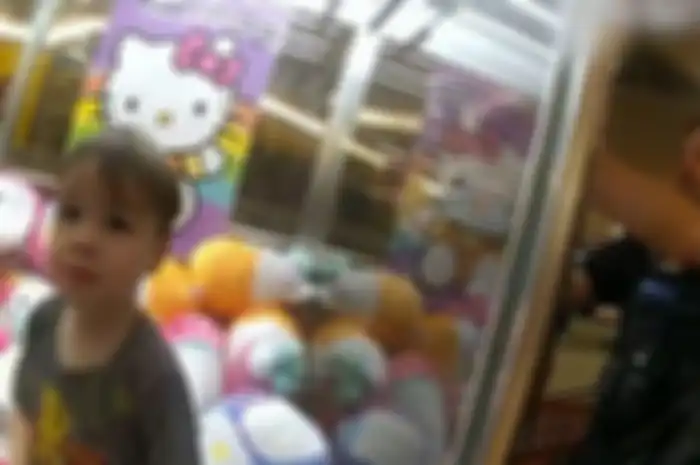 Ethan, bocah yang terjebak di dalam mesin capit boneka.
