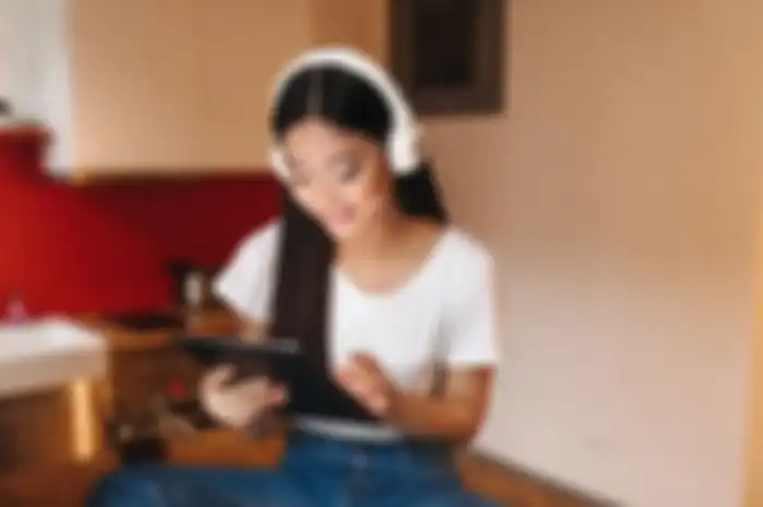 Ilustrasi mengedit video lewat gadget