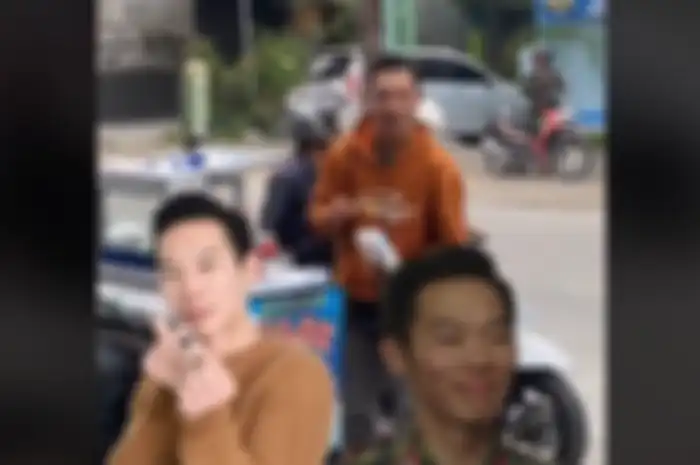 Inilah sosok tukang cilok yang menjadi sorotan publik karena memiliki paras yang disebut mirip dengan aktor Korea Selatan 