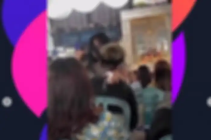 Viral detik-detik seorang wanita di Palembang sedang asyik berjoget seketika jatuh dan meninggal dunia. 