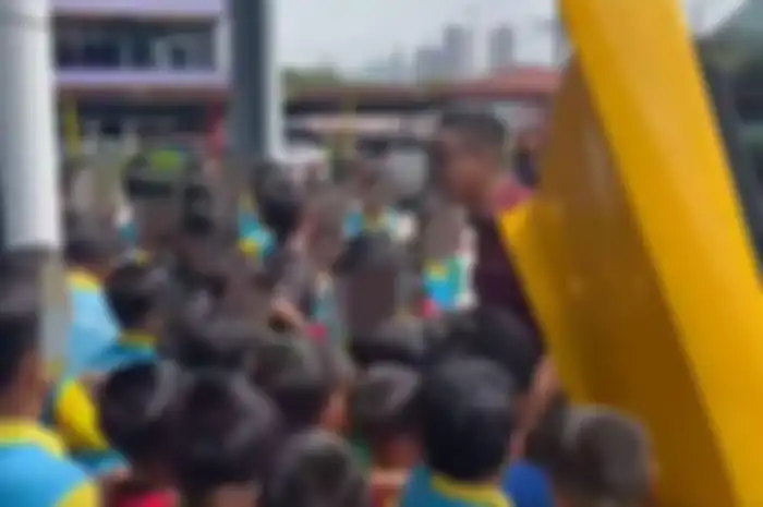 Seorang guru bawa mobil lamborghini ke sekolah sebagai hadiah perpisahan