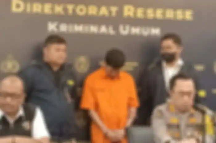 Tersangka kasus kematian Dante anak artis Tamara Tyasmara, Yudha Arfandi memakai baju oranye tak berani mengangkat kepalanya saat konferensi pers perilisan di Dirkrimum Polda Metro Jaya Jakarta, Senin (12/2/2024).