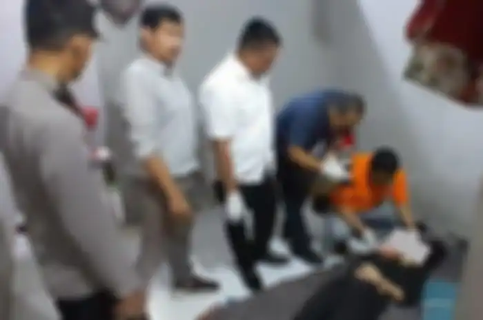 Polisi melakukan olah tempat kejadian perkara (TKP) di lokasi penemuan jasad wanita muda di Kontrakan Kampung Kamurang RT 01 RW 01 Desa Cikedokan Kecamatan Cikarang Barat, Kabupaten Bekasi pada Senin, 12 Februari 2024. 