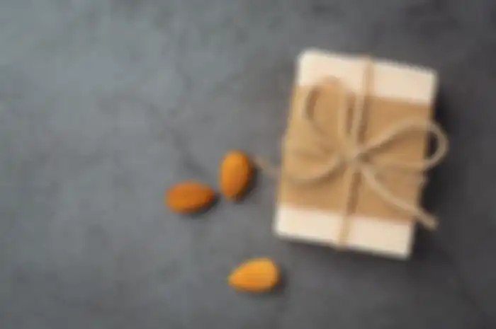Ide hadiah bertema almond.