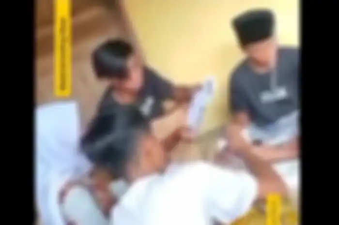 Secara berkelompok, remaja di Madura membuka dan mencoblos salah satu paslon yakni nomor urut 02, Prabowo-Gibran, hal ini dilakukan di luar TPS. 