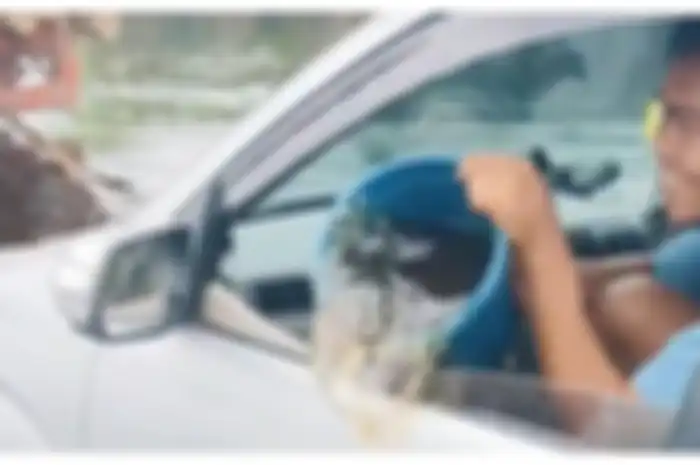 Pria kuras mobil saat banjir.