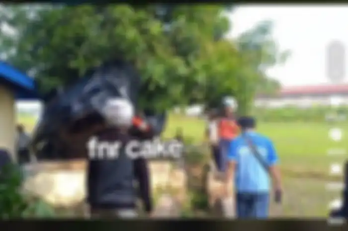 Kejadian tak terduga dialami sebuah mobil minibus di Babadan, Kabupaten Ponorogo hingga menyebabkannya tersangkut di atas pohon.