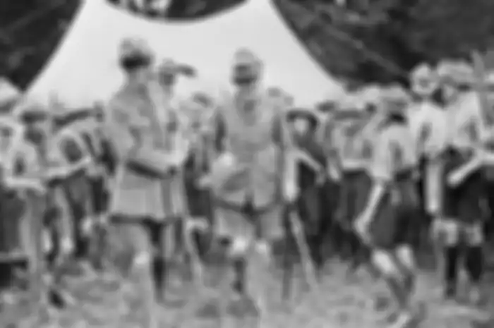Lord Baden Powell dikelilingi oleh gerakan Pramuka di suatu tempat di Harfordshire selama liburan.